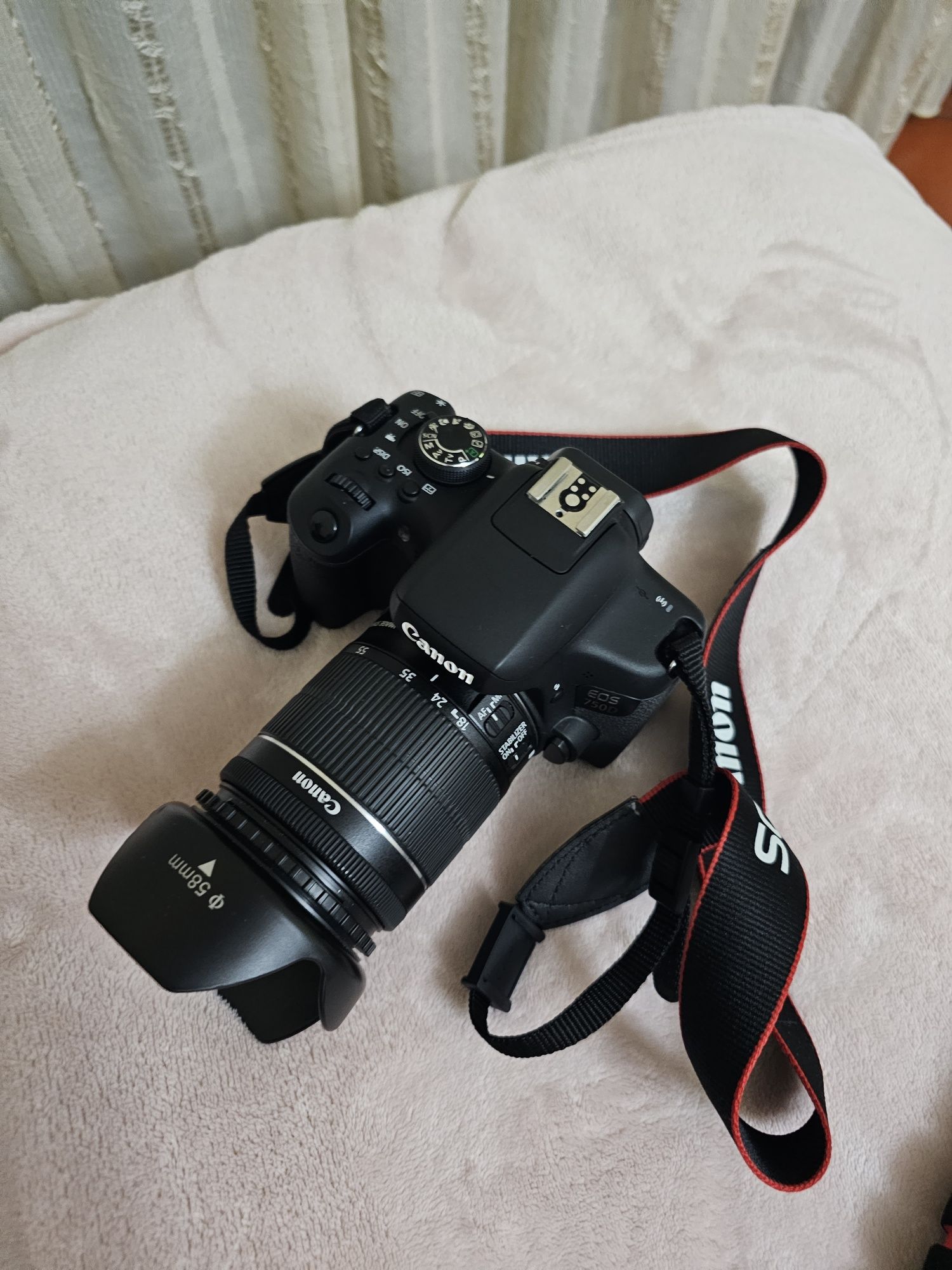 Máquina fotográfica Canon EOS 750 + lente EF-S 18-55mm