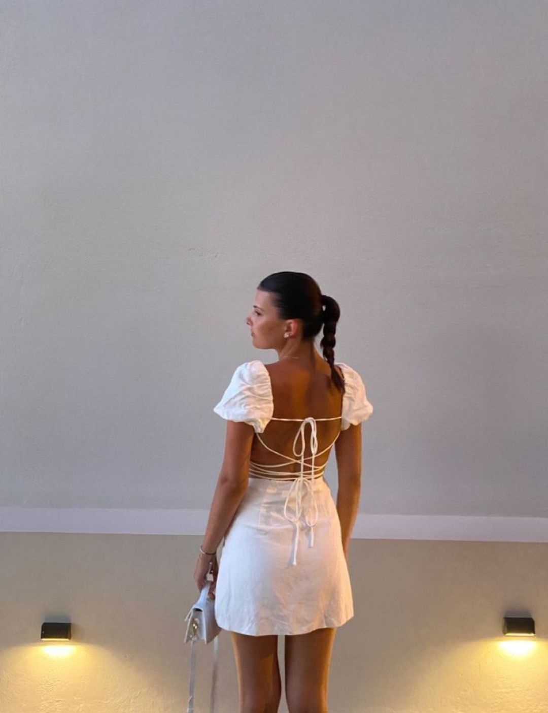 Белое платье с открытой спиной