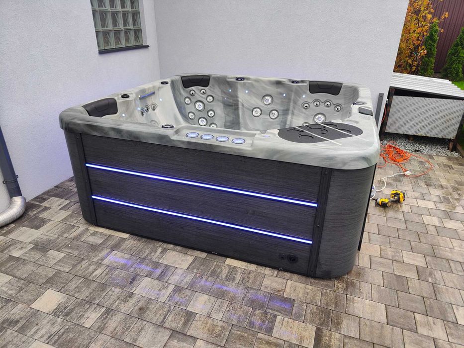 Nowa wanna spa - 3 silniki , dmuchawa , ozonator , LED , wodospad