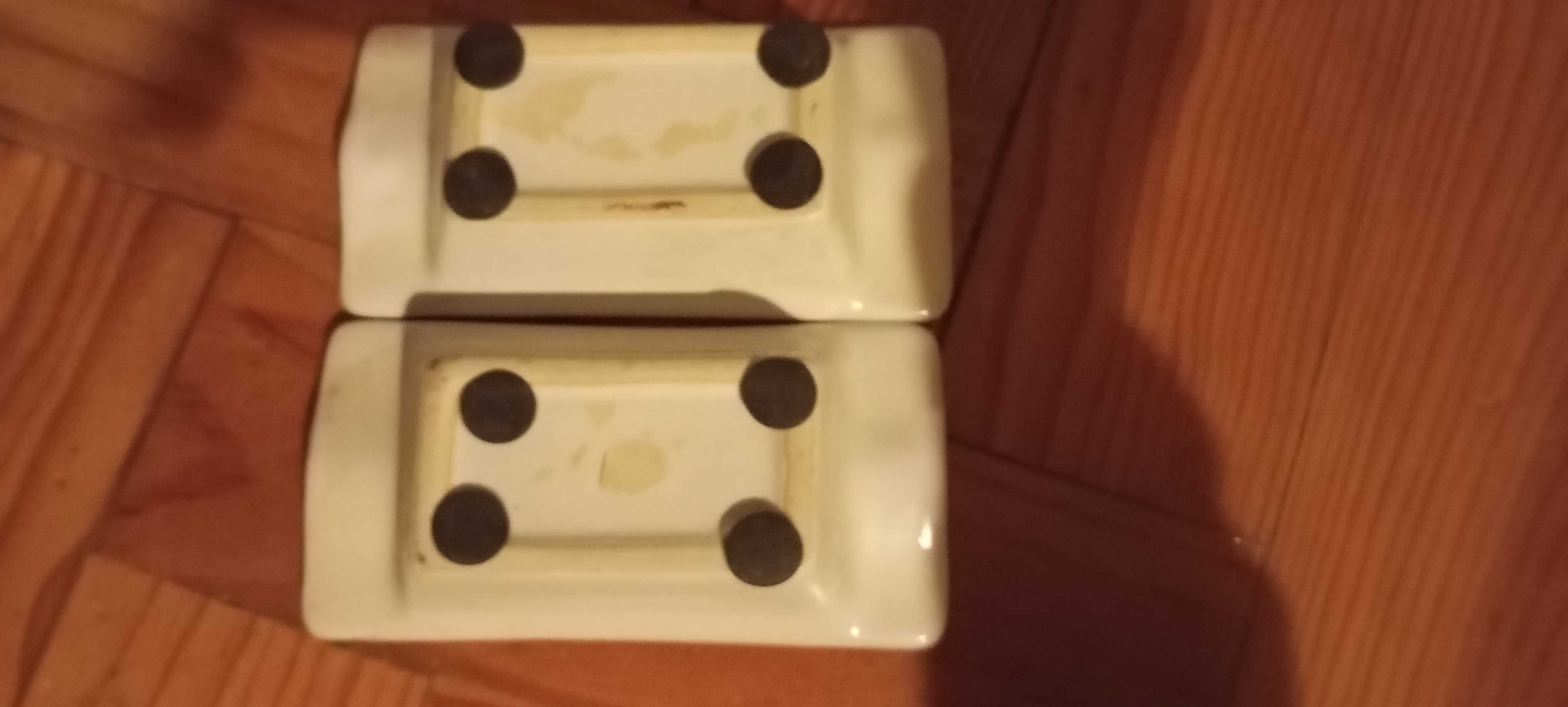 2 pequenos castiçais com vela