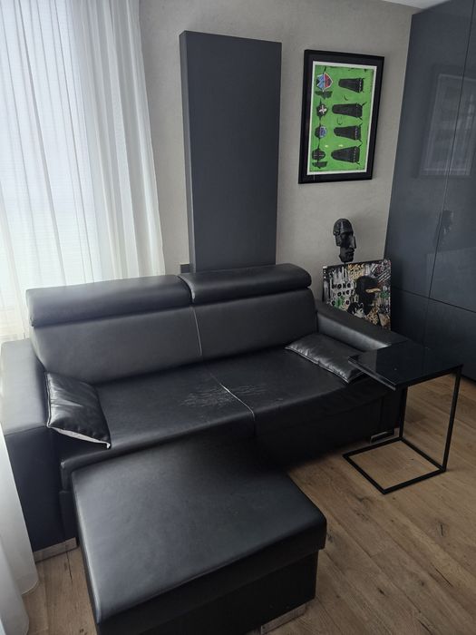 Czarna sofa z funkcją spania i z pufą na schowek KRAKÓW