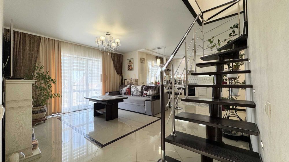 Трьохкімнатна квартира з ремонтом у Гранд Виллас. Газове опалення