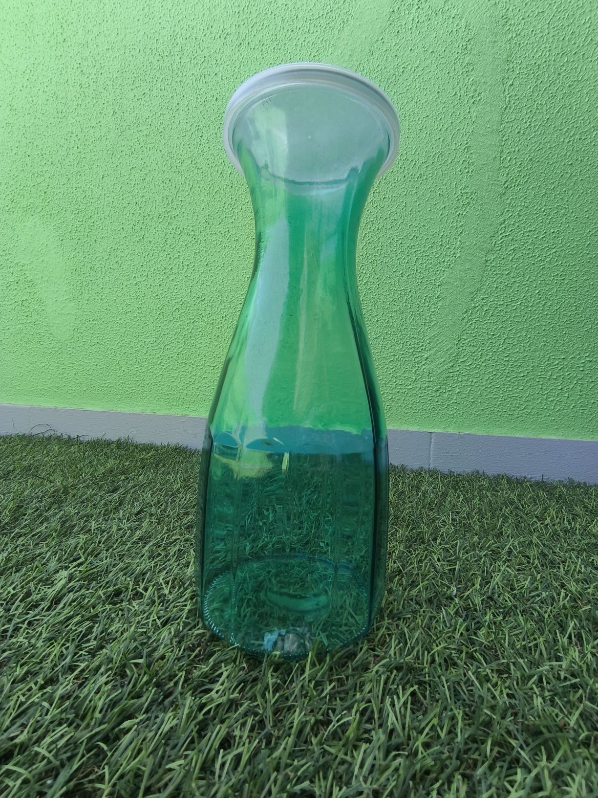 Garrafa em vidro com tampa plástica