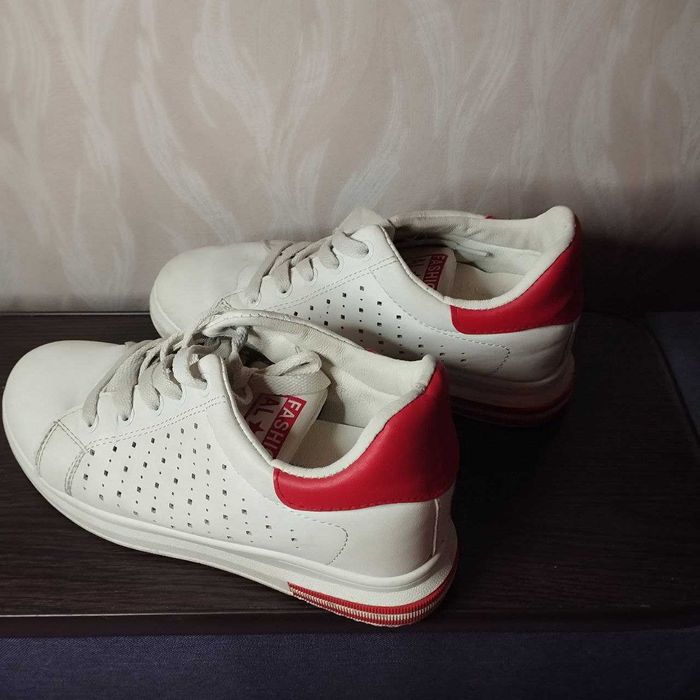 Жіночі кросівки з перфорацією | Біло-червоні | Розмір 38