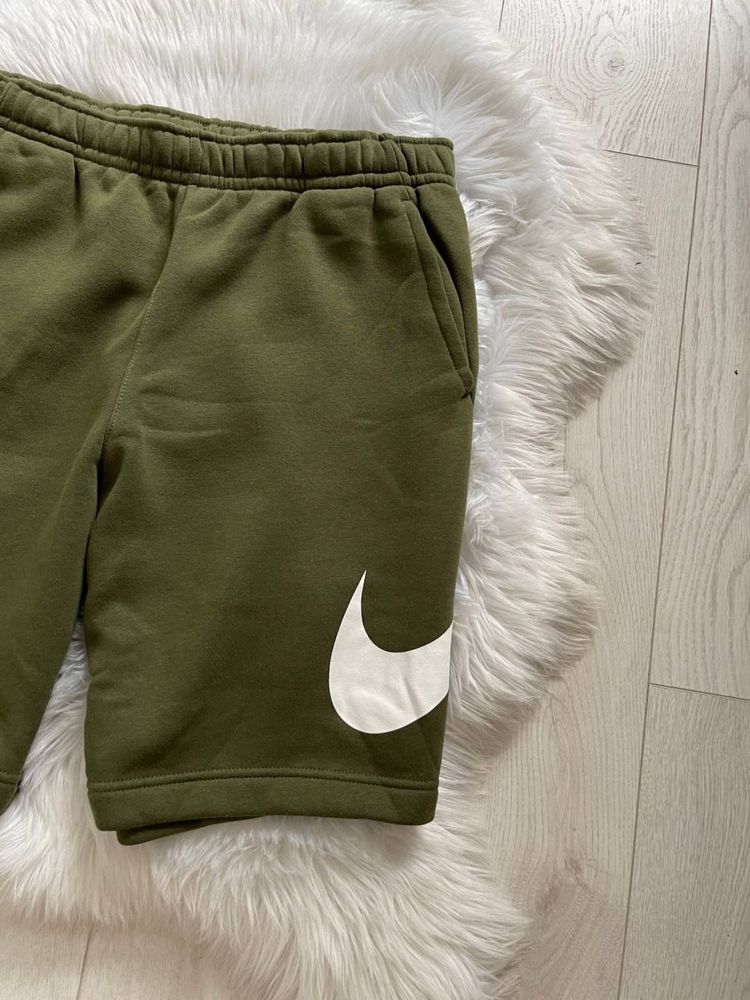 Нові зелені шорти Nike, M, L