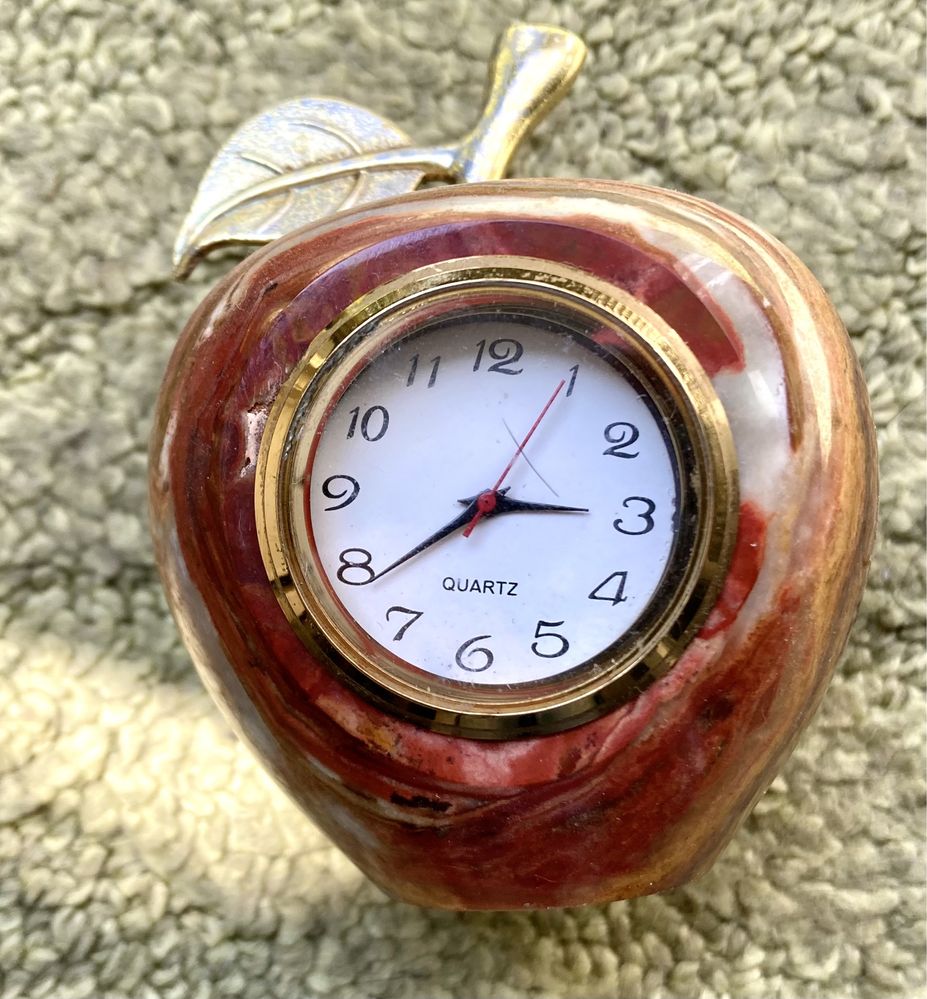 Продам красивые часы с камня Оникс