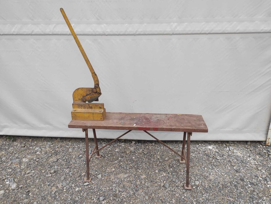 Nożyce stołowe gilotynowe do blachy.