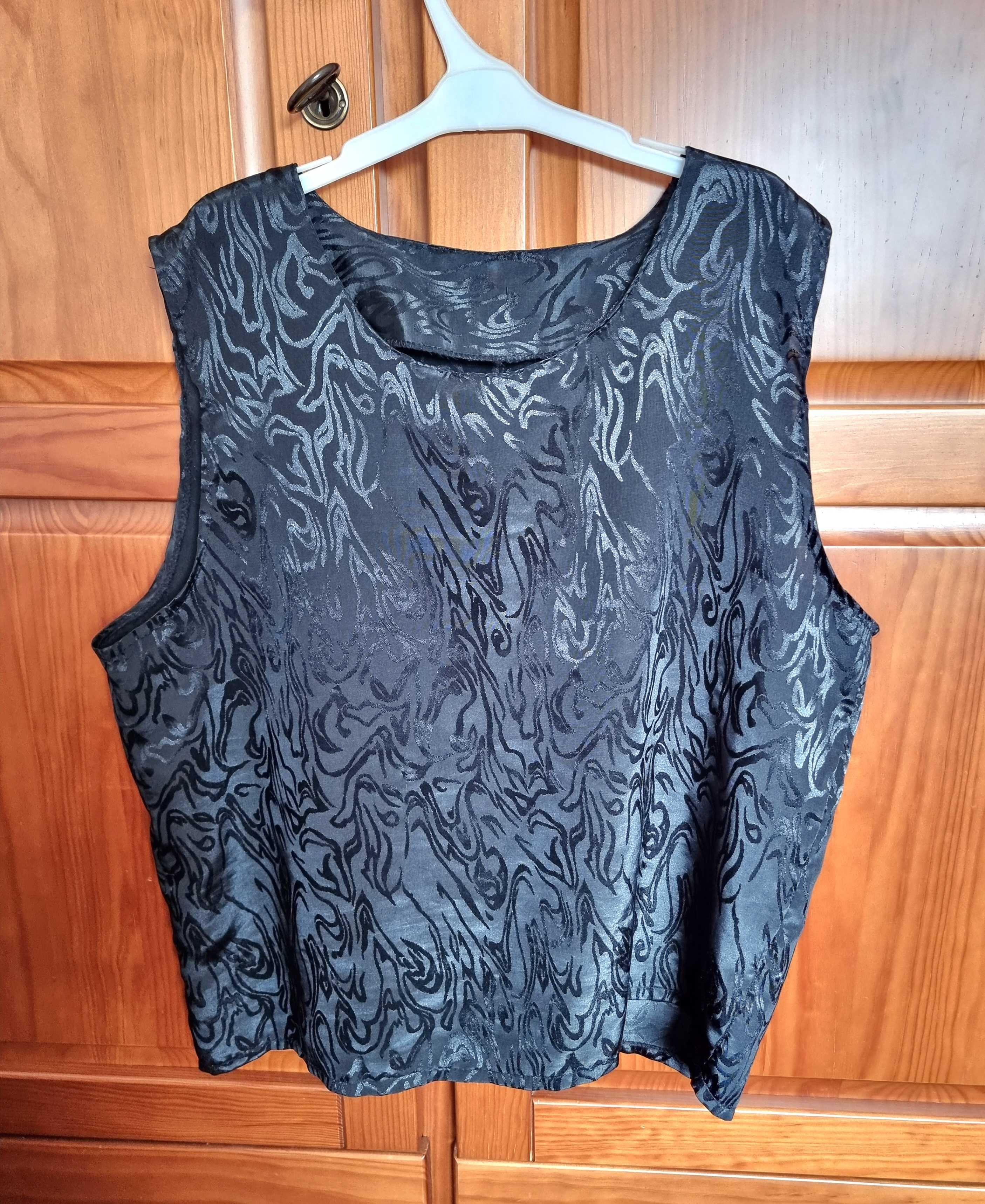 Blusa preta com padrão, tamanho L