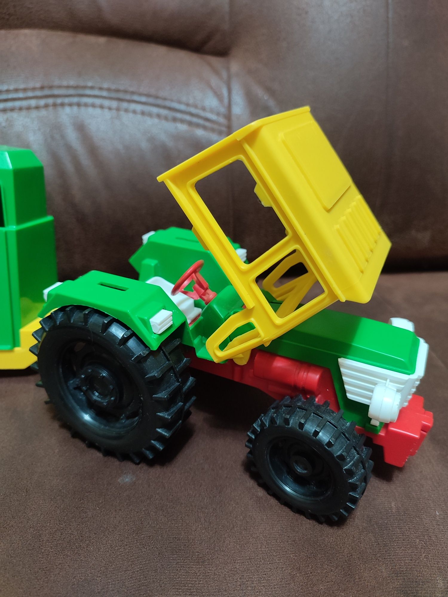 Детский игрушечный трактор с прицепом