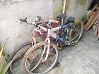 Duas bicicletas para restauro