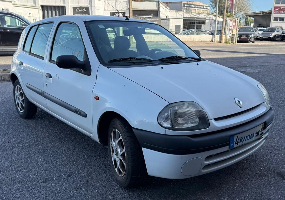 Vendo Renault Clio ano 2001 ,direção assistida ,vidros elétricos,