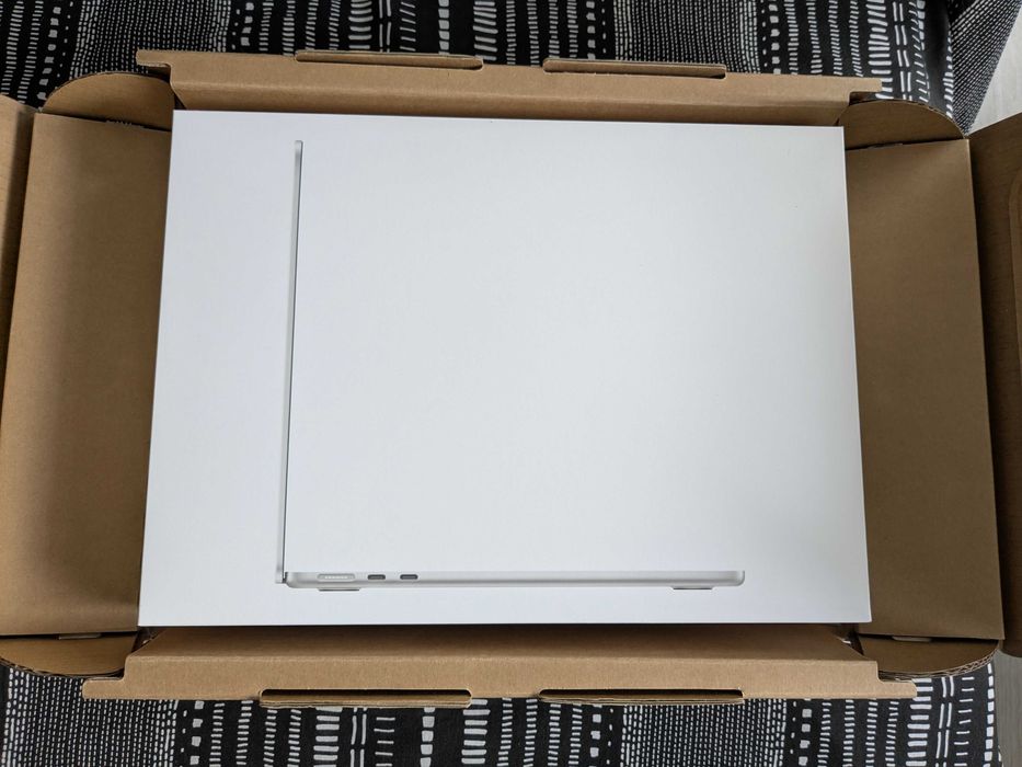 Como NOVO - MacBook Air 13'' 2025 | M4 | 16GB | 256GB SSD | Prateado