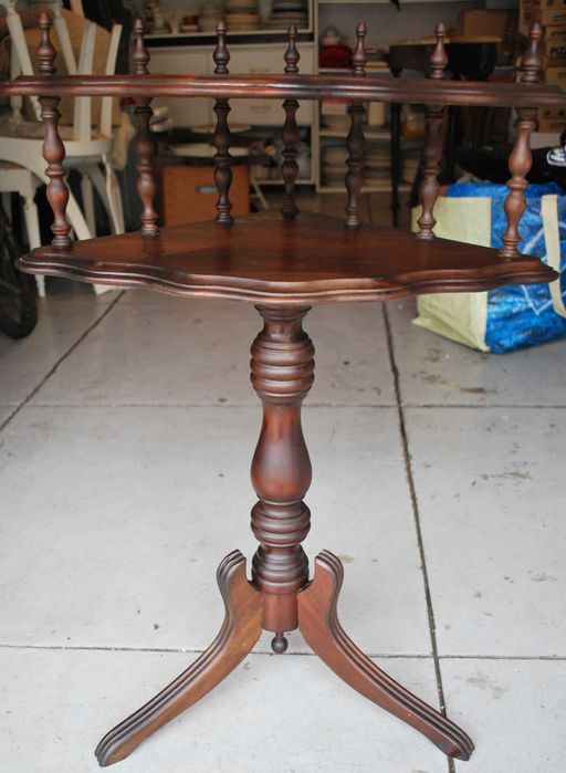 Mesinha de Apoio Para Sala ou Hall (Com mais de 50 Anos)