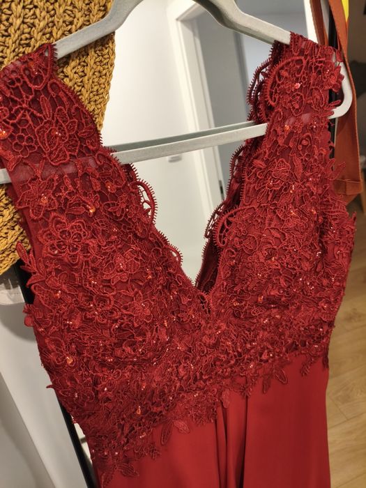 Burgundowa suknia wieczorowa