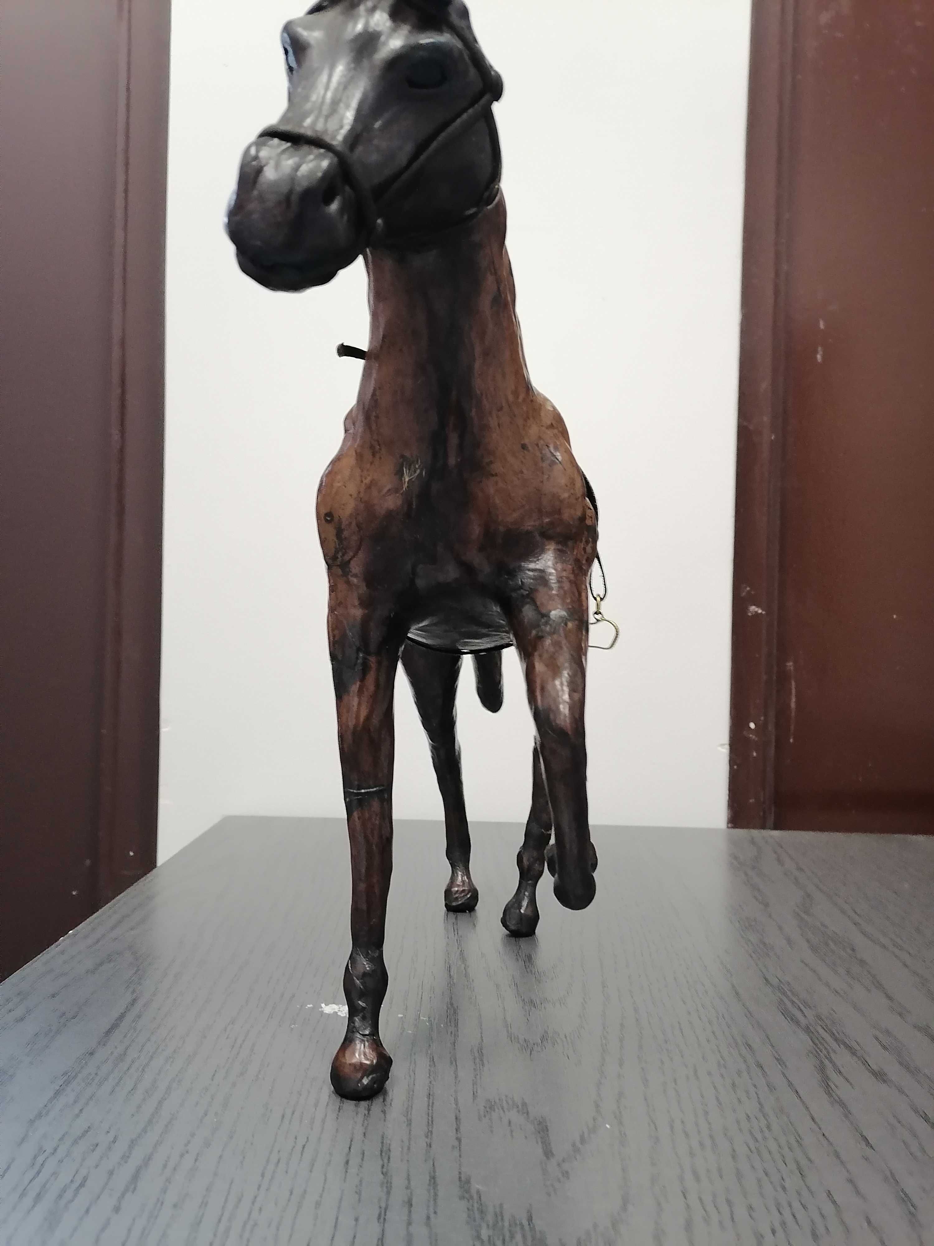 Figura koń  z drewna pokryty skórą