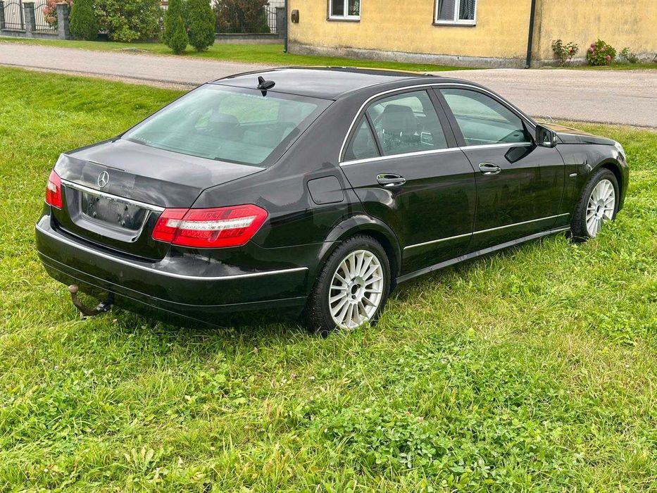 Mercedes E200CDI W212 Sedan 2010 r kolor 040 uszkodzony silnik OM651