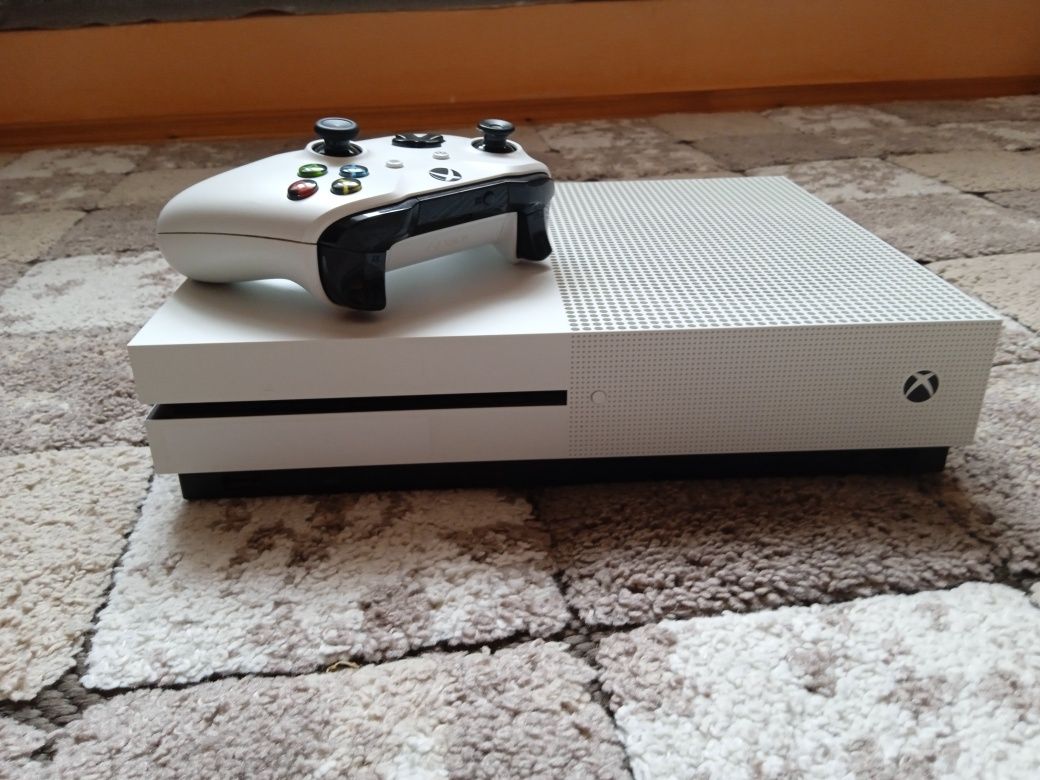Xbox one  s з джойстиком