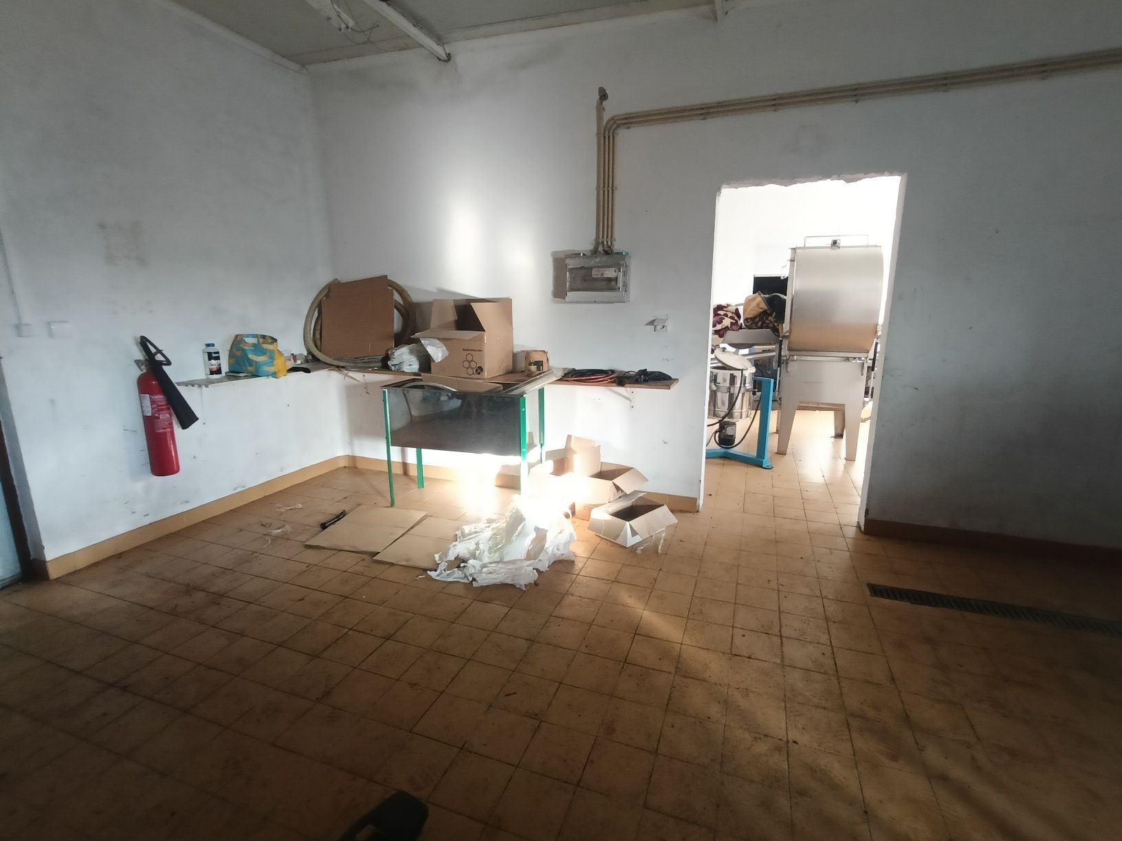 Vendo Armazém com terreno envolvente