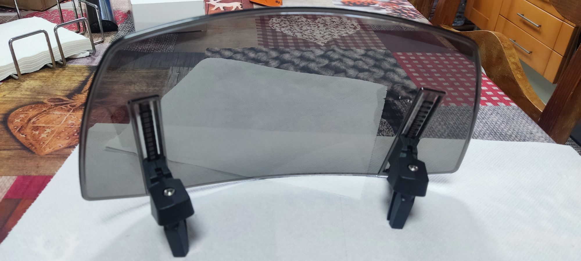 Extensão de para vento para scooter.
Esteve montado 2 meses numa Honda