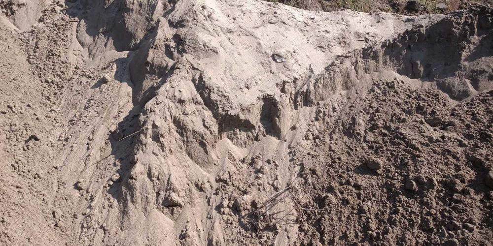 Грунт на підсипку. Для вирівнювання дворів чи засипка в фундамент.