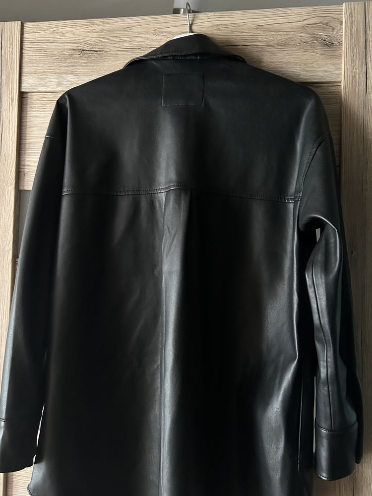 Czarna kurtka z materiału podobnego do skóry