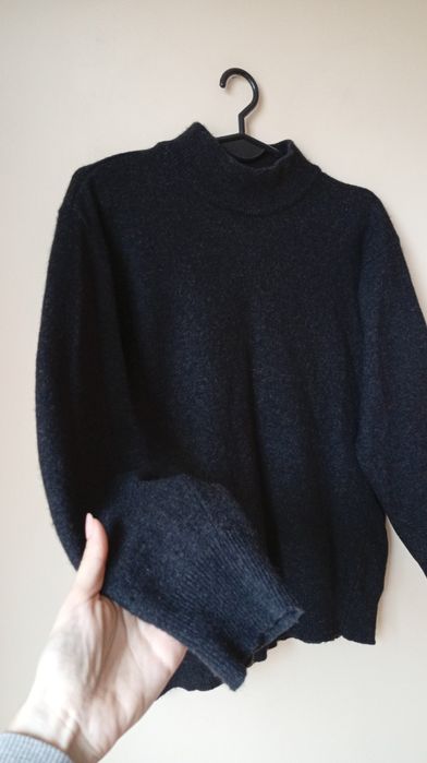 Czarny wełniany sweter z golfem z angory, rozmiar S