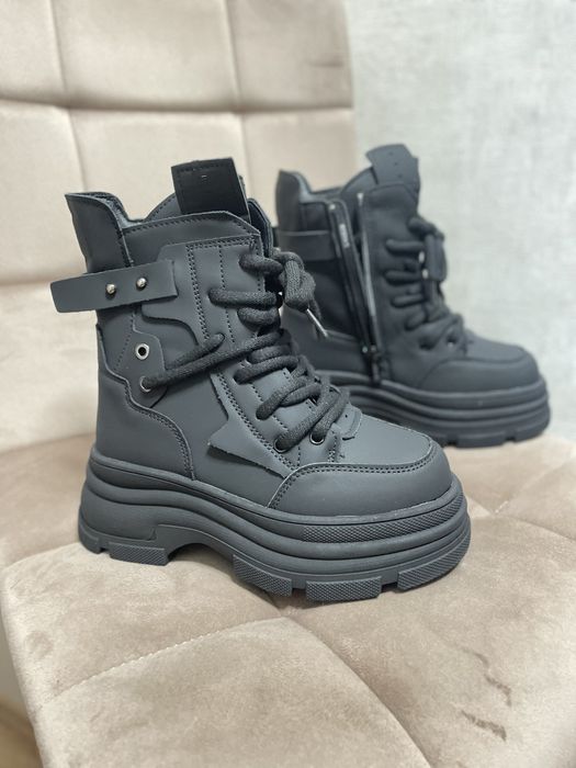 Зимові черевики на дівчику