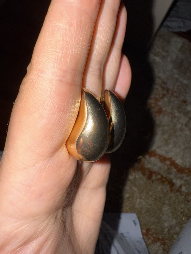 Brincos gota dourados em aço