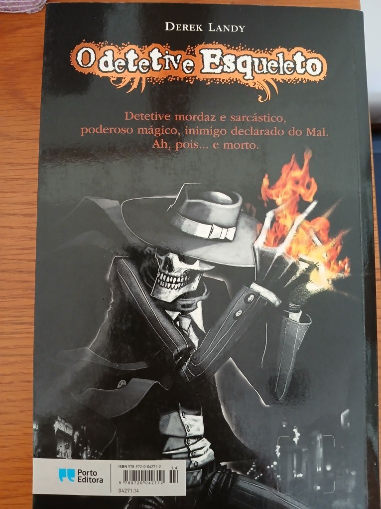 Livro O Detetive Esqueleto - Derek Landy