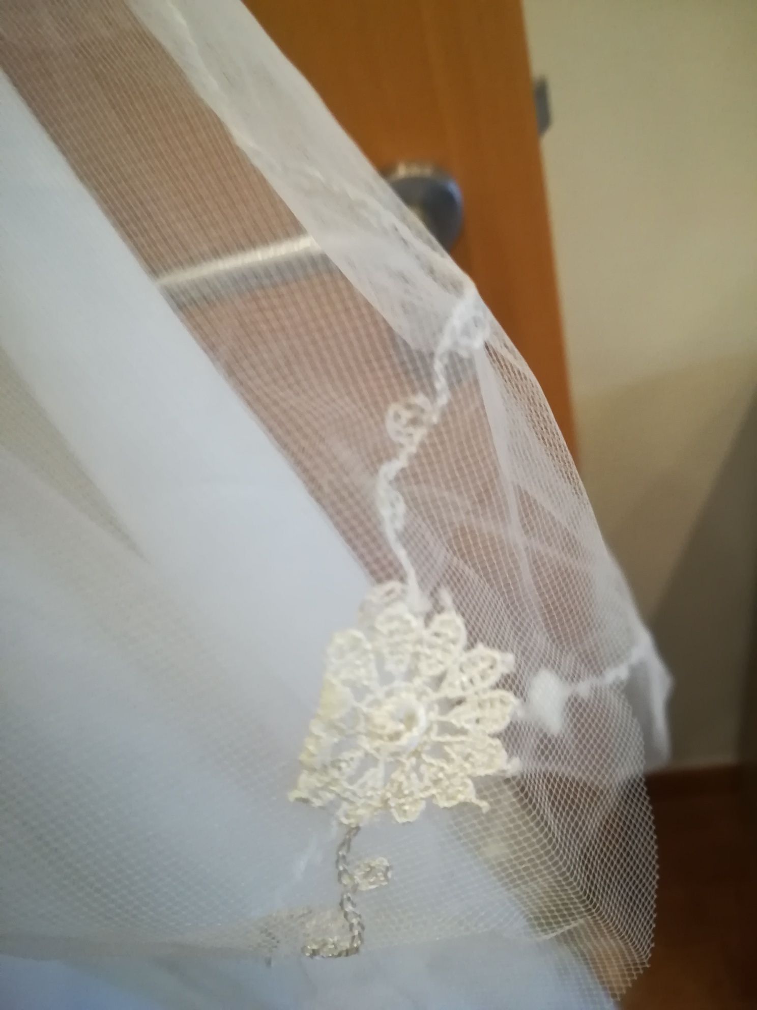 Vestido de noiva com véu