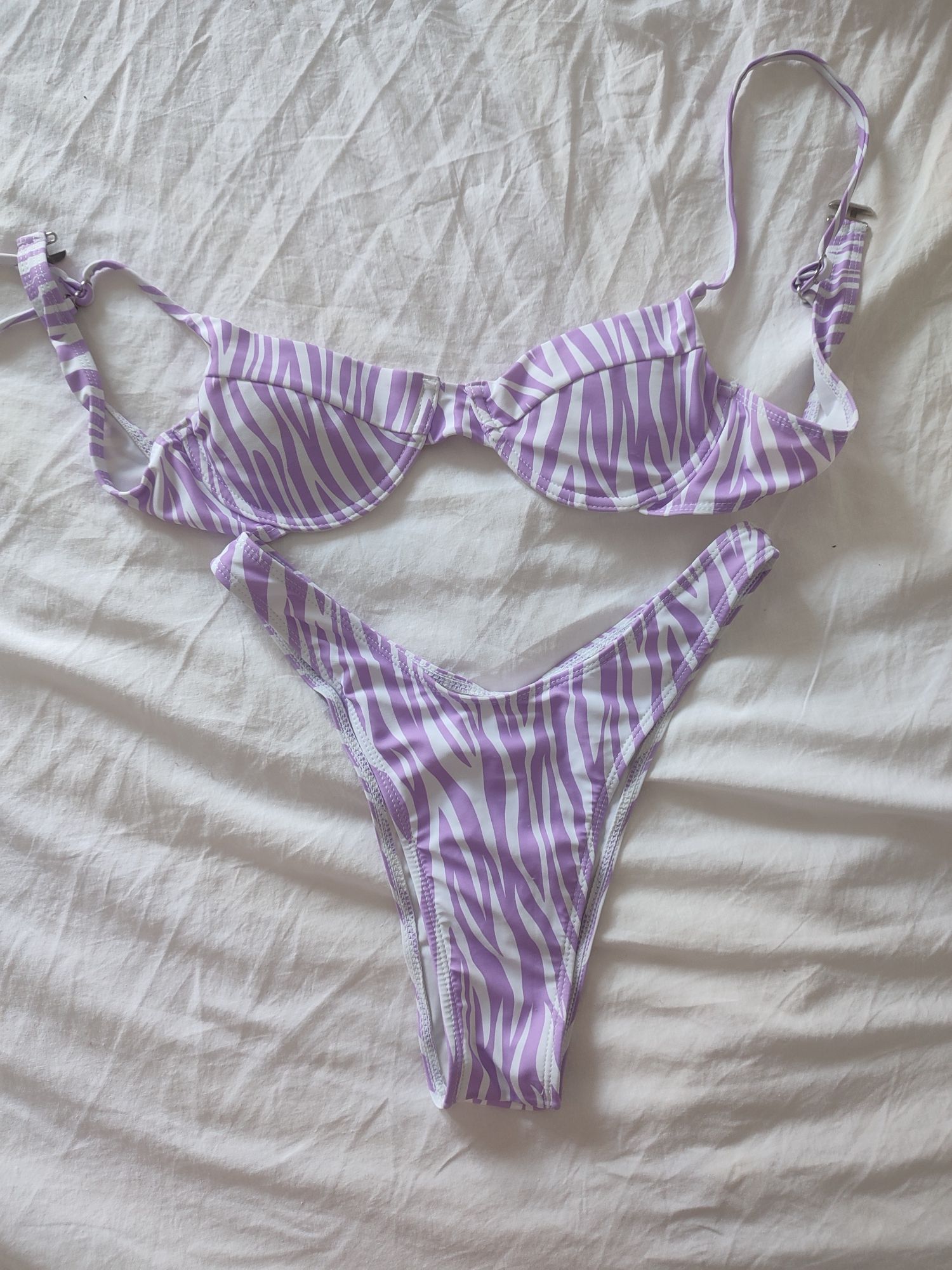 Conjunto bikini branco e lilás