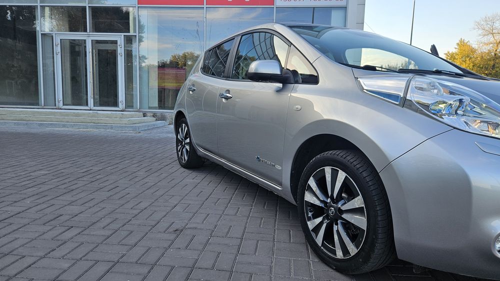 Nissan leaf 2015р. 24кв. 10поділок. Свіжа.