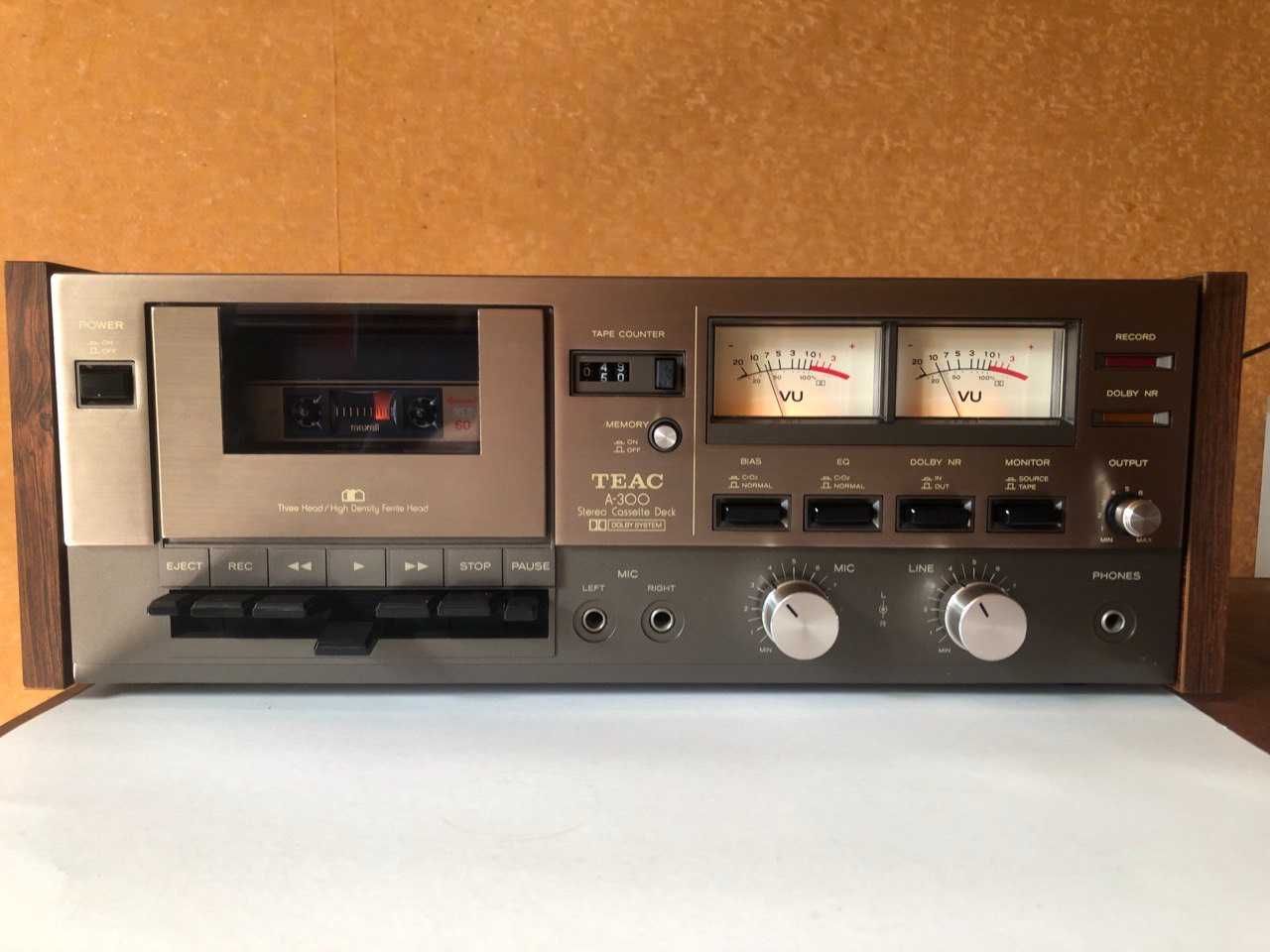Продам винтажную кассетную деку TEAC A300
