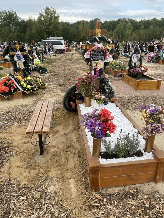 Бетонні памʼятникі,деревʼяні надгробники