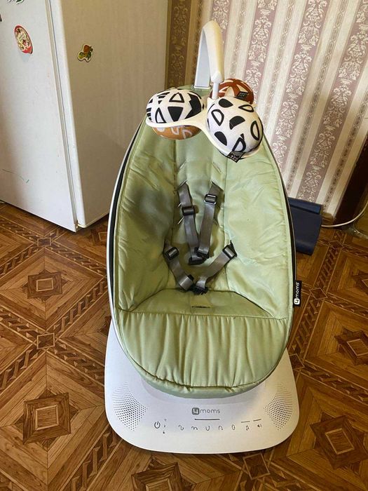 Захитуючий центр mamaRoo 5.0