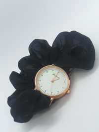Zegarek na czarnej gumce - scrunchie