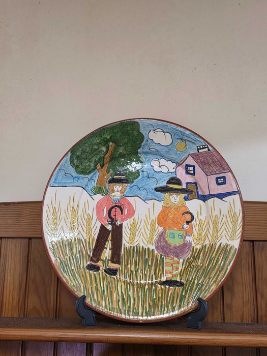 Escaparate e pratos pintados á mão