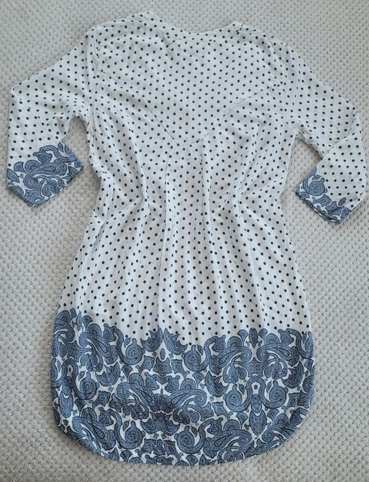 Piękna sukienka koszulowa z długimi rękawami w kropki print ornament