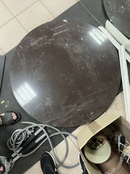 столи з каменю круглі та квадратні