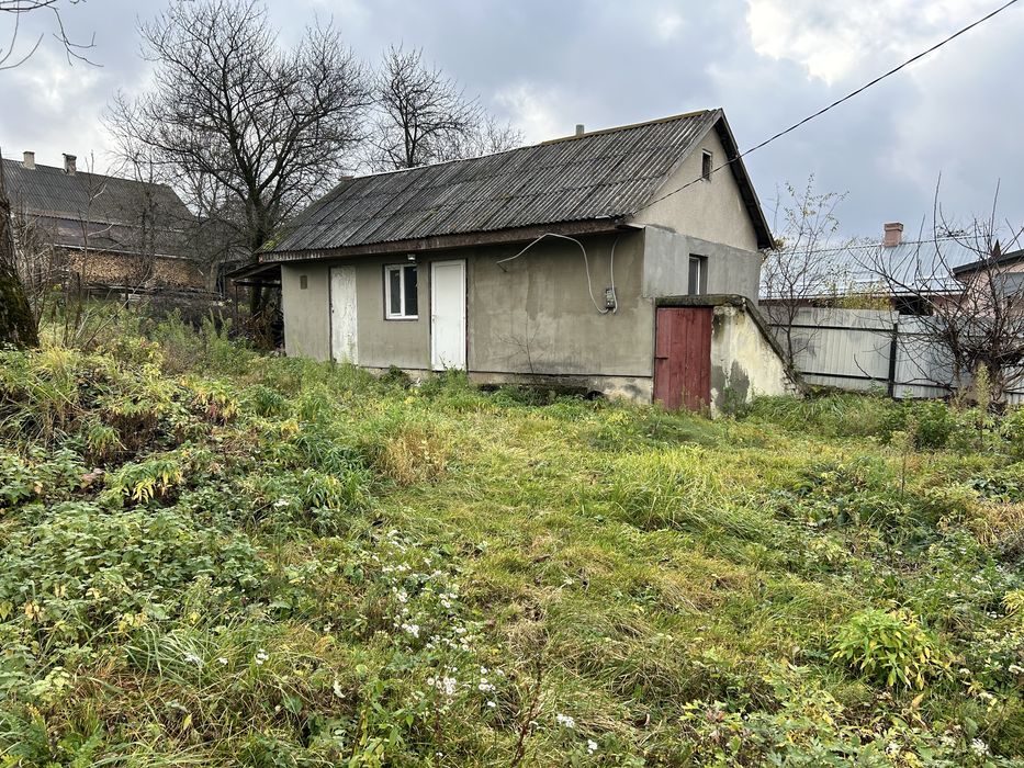Земельна ділянка під забудову з невеликим будинком