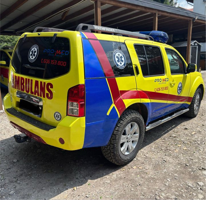 Nissan Pathfinder karetka ambulans 2010 rok