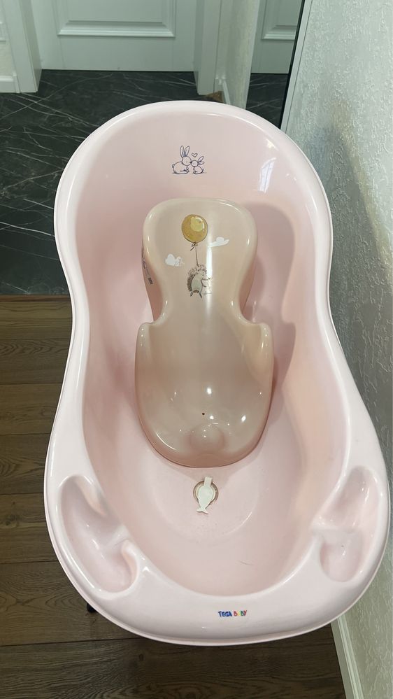 Ванночка Tega baby з підставкою для дитини та отвором для відливу води