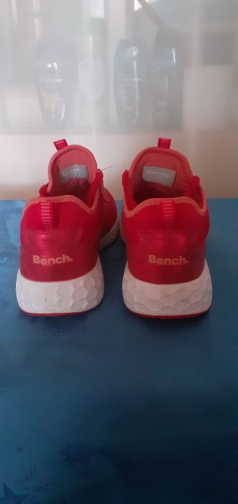 Продам кроссовки Bench .размер 34
