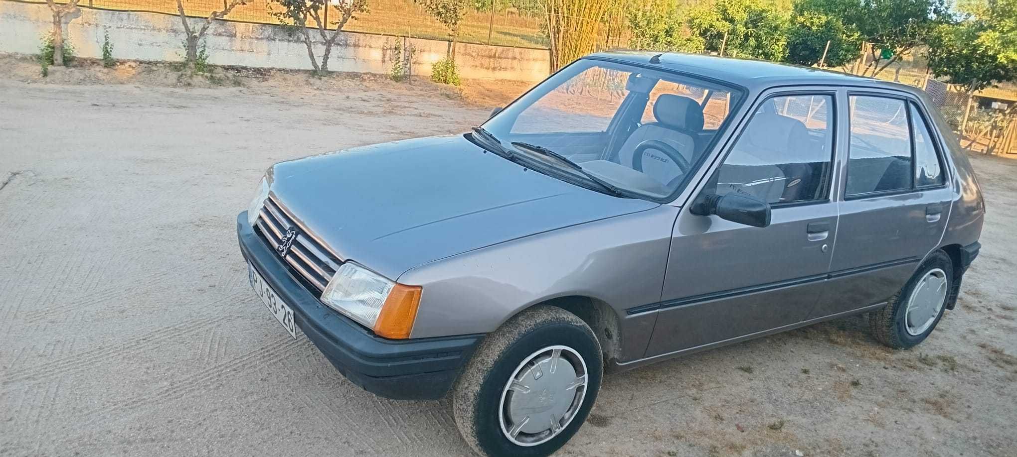 Peugeot 205 de 1988 em bom estado