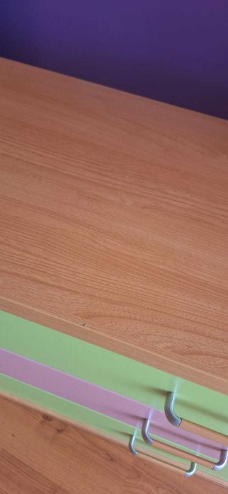 Cómoda madeira com gavetas verdes e rosa