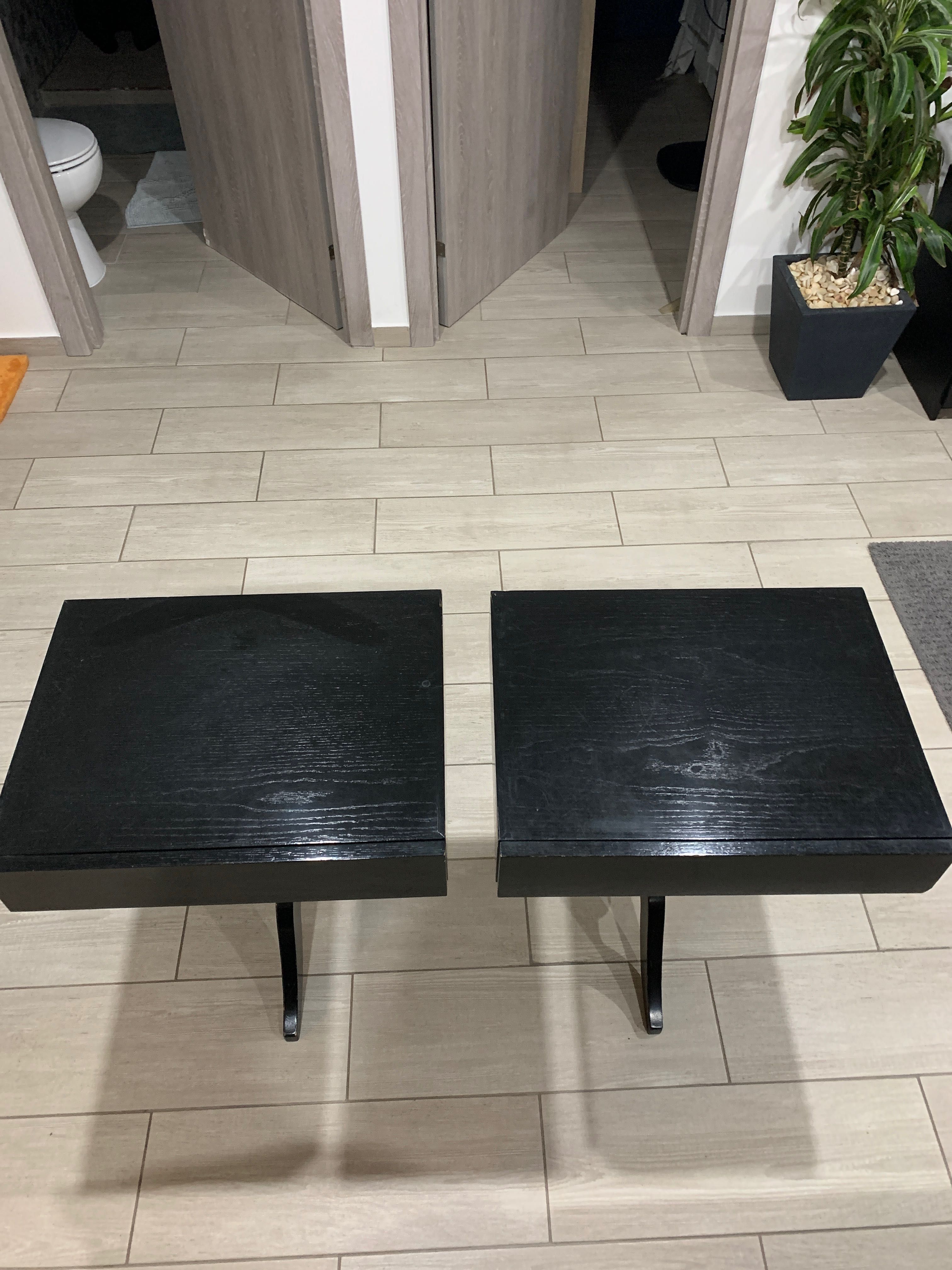 Duas mesas de cabeceira