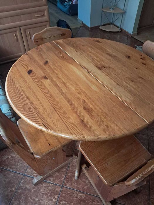 Stół drewniany z krzesłami
