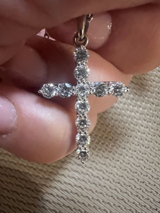 Продам крестик с природными бриллиантами