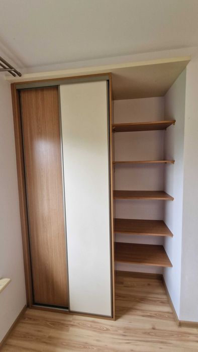 Szafa ubraniowa wnękowa z drzwiami przesuwanymi