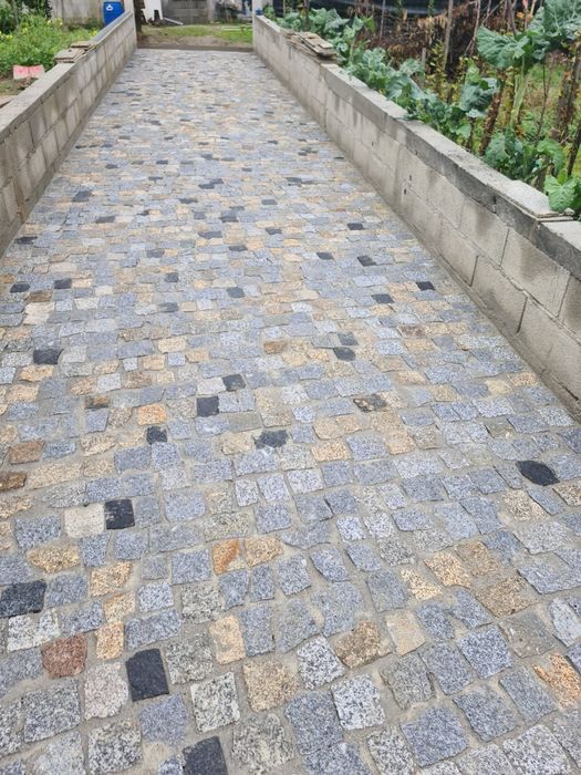 Pavimentações em calçada  (granito) natural